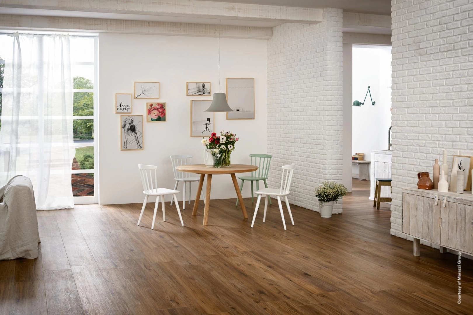 Płytki gresowe Marazzi Treverktrend efekt drewno w nowoczesnym salonie z drewnianymi akcentami