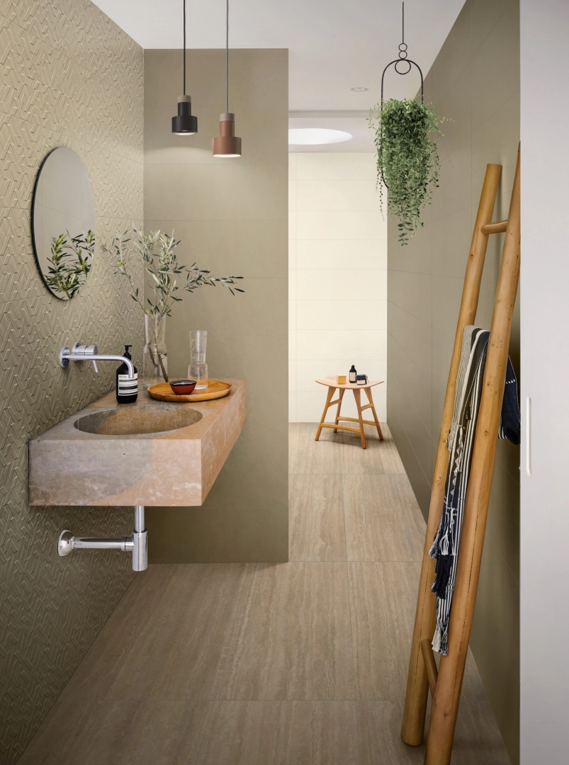 Płytki gresowe Marazzi Racconti efekt kamień naturalny w nowoczesnym salonie z drewnianymi akcentami