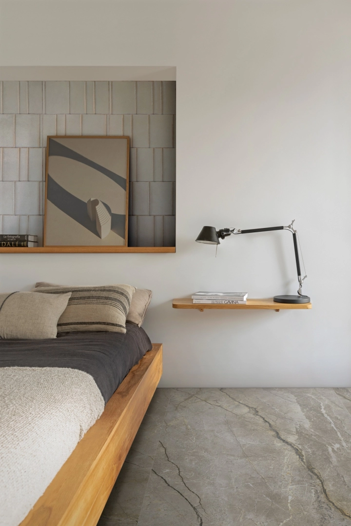 Marazzi Mystone Silver Root – gres imitujący kamień naturalny w jasnym, przestronnym salonie