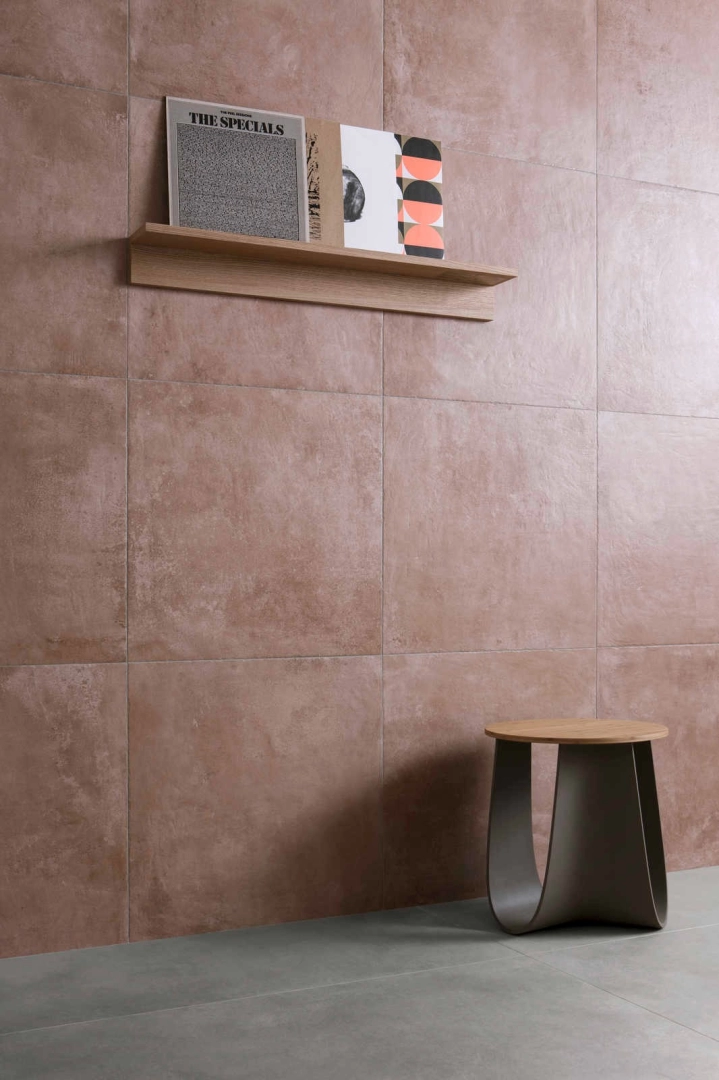 Płytki gresowe Marazzi Cotti D'italia efekt terakota w eleganckim salonie z dużymi przeszkleniami