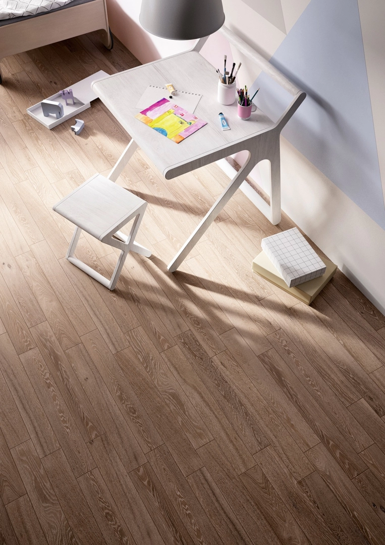 Płytki Marazzi Treverkcharme efekt drewno w nowoczesnej aranżacji salonu