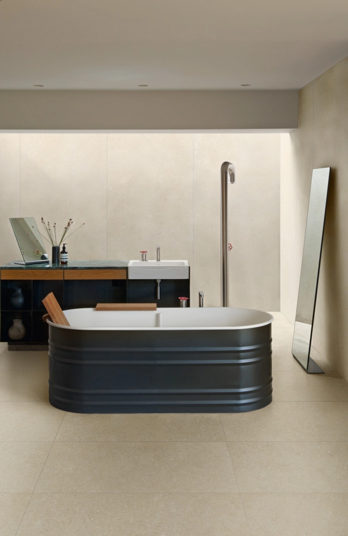 Marazzi Mystone Berici – gres imitujący kamień naturalny w jasnym, przestronnym salonie