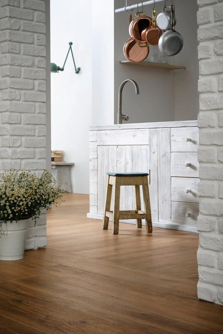 Płytki gresowe Marazzi Treverktrend efekt drewno w eleganckim salonie z dużymi przeszkleniami