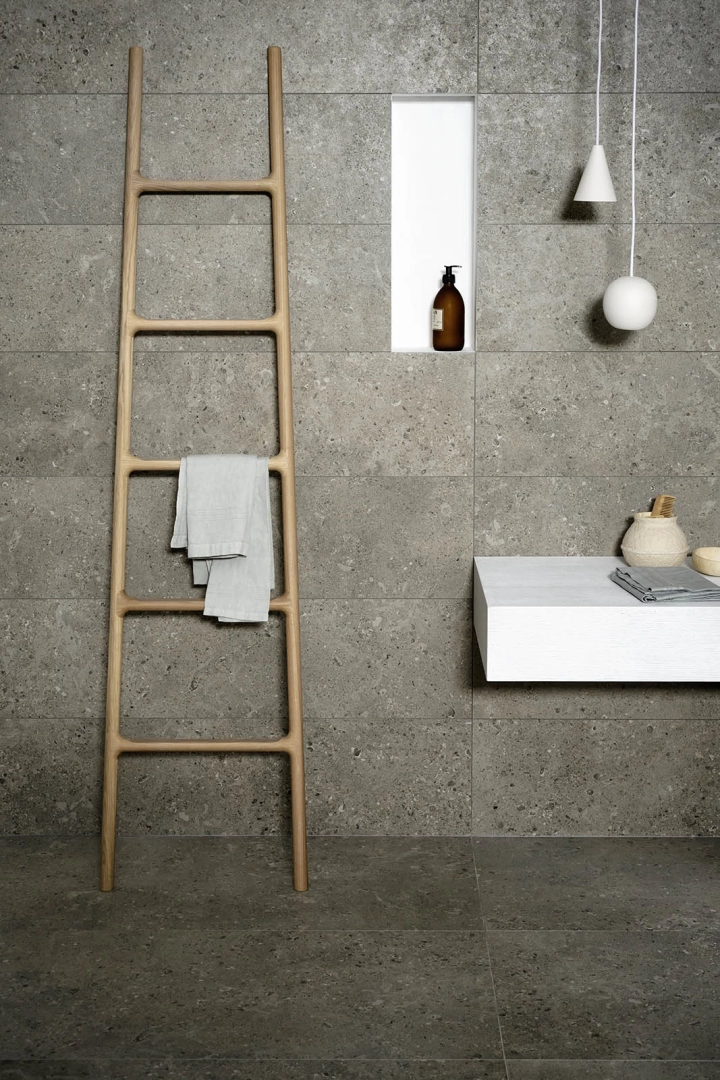 Marazzi Mystone Gris Fleury – gres imitujący kamień naturalny w jasnym, przestronnym salonie