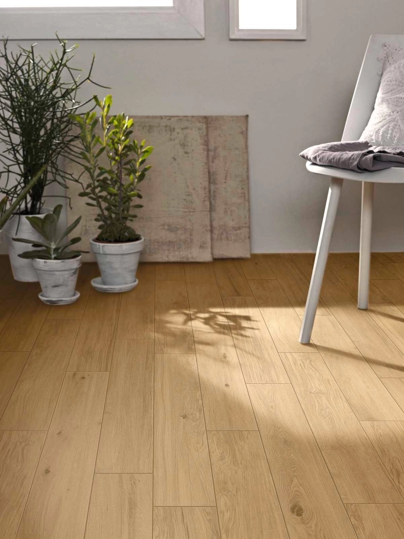 Płytki gresowe Marazzi Treverklook efekt drewno w eleganckim salonie z dużymi przeszkleniami