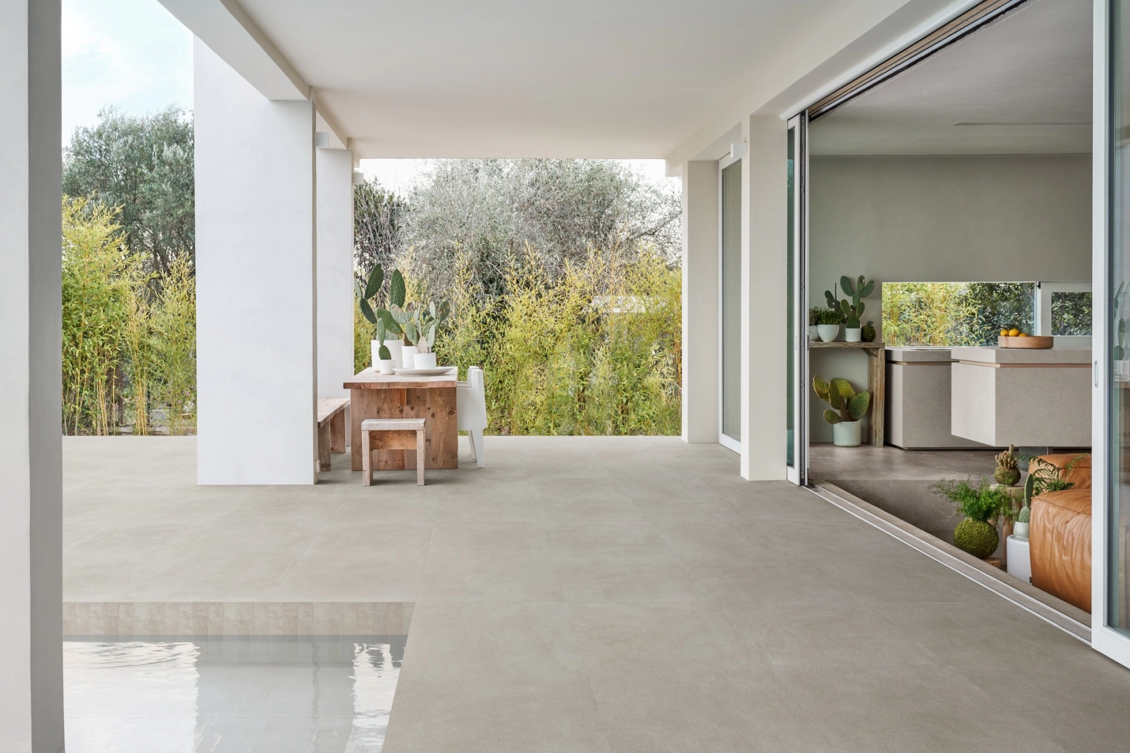 Marazzi Slow Cold – gres imitujący terakotę w jasnym salonie w stylu skandynawskim