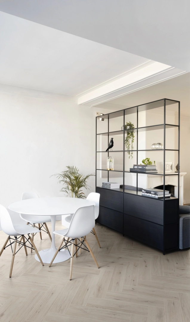 Płytki gresowe Marazzi Homy efekt drewno w eleganckim salonie z dużymi przeszkleniami