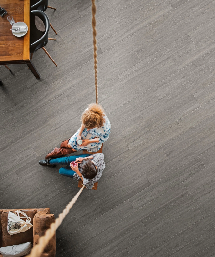 Płytki gresowe Marazzi Treverkview efekt drewno w eleganckim salonie z dużymi przeszkleniami