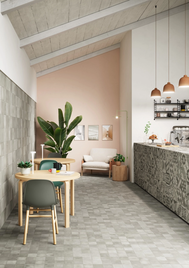 Płytki gresowe Marazzi D_segni Blend efekt kolor w eleganckim salonie z dużymi przeszkleniami