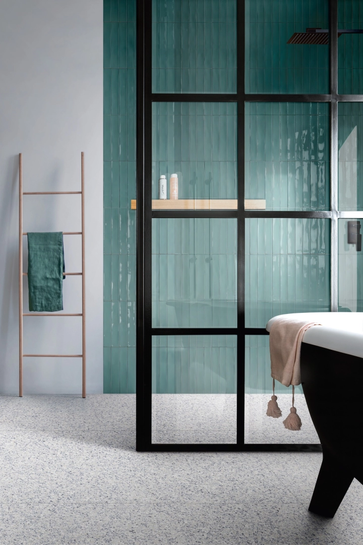Gres porcelanowy Marazzi Frammento terrazzo w luksusowym salonie