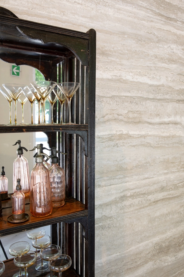 Marazzi Mystone Travertino gres o efekcie kamienia naturalnego na podłodze w nowoczesnym domu