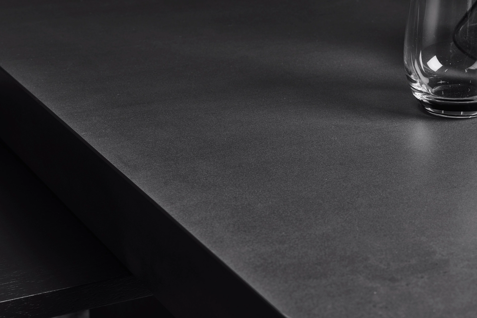 Marazzi Grande Metal Look – gres imitujący metal w jasnym, przestronnym salonie
