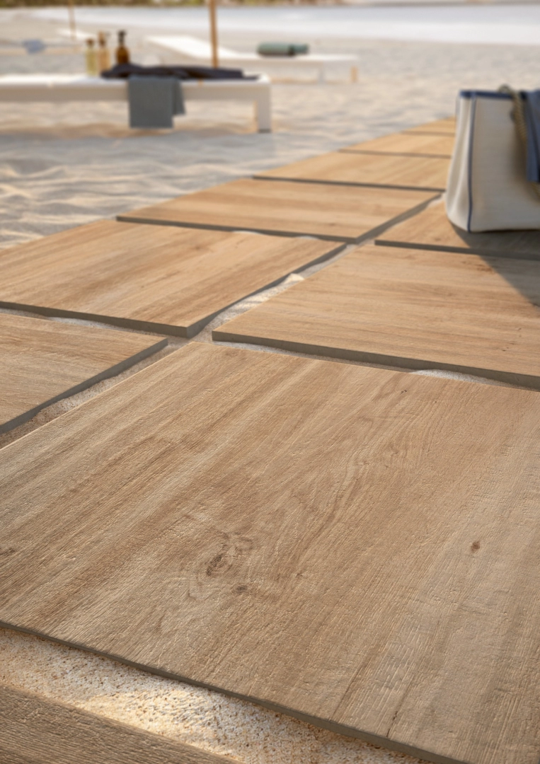 Płytki gresowe Marazzi Treverkhome efekt drewno w nowoczesnym salonie z drewnianymi akcentami