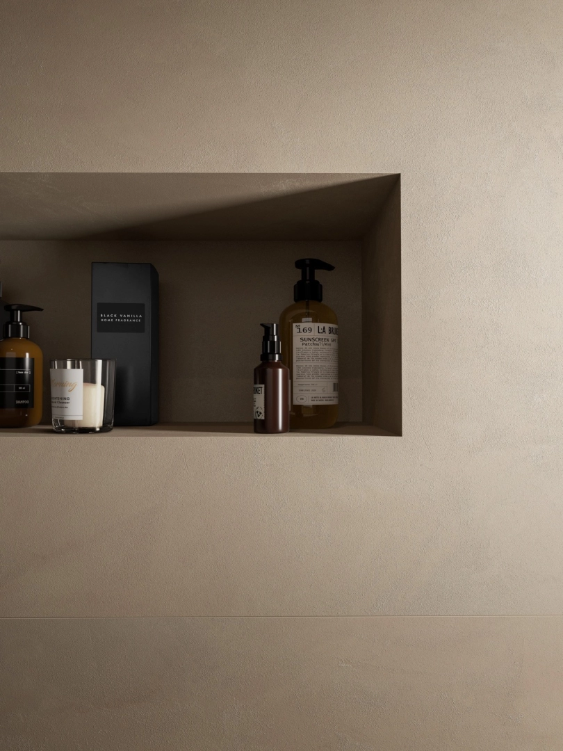 Marazzi Grande Resin Look gres o efekcie żywica na podłodze w nowoczesnym domu