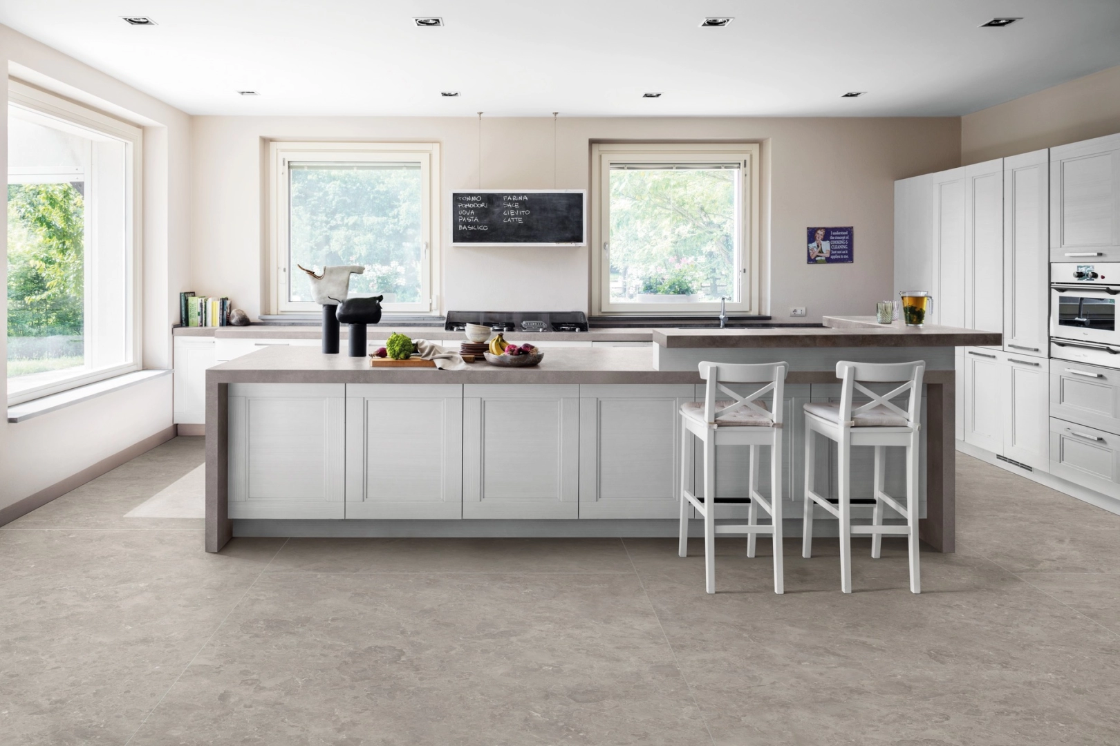 Marazzi Grande Stone Look gres o efekcie kamienia naturalnego w eleganckim wnętrzu z kominkiem