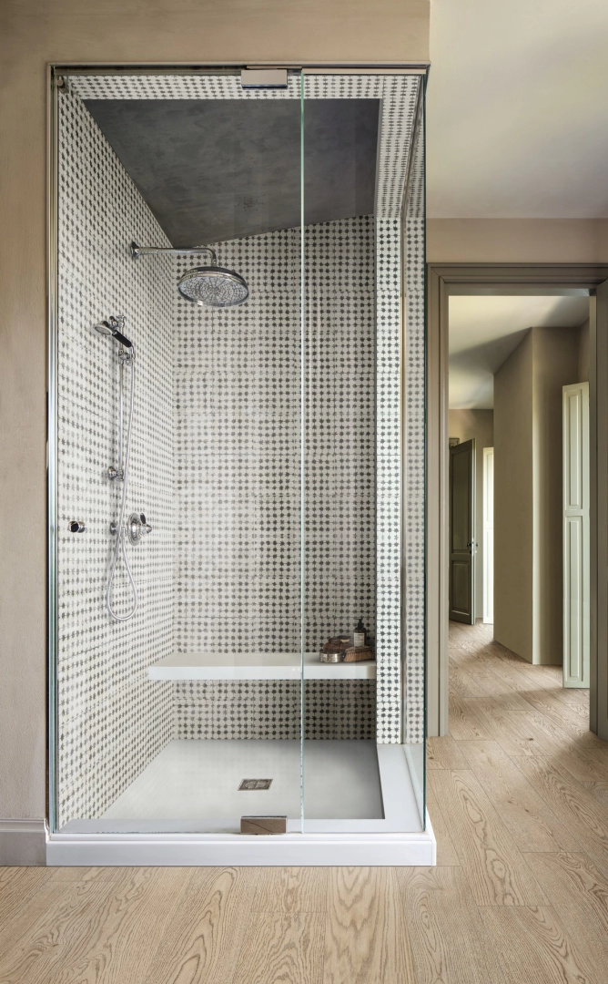 Wielkoformatowy gres Marazzi Vivo efekt drewno w salonie z kominkiem