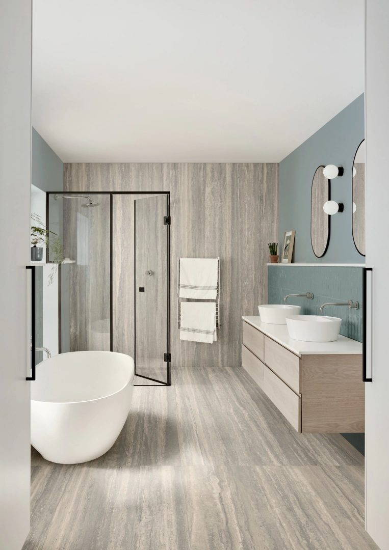 Wielkoformatowy gres Marazzi Grande Stone Look efekt kamień naturalny w salonie z widokiem na ogród