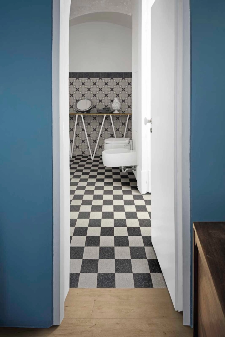 Płytki gresowe Marazzi D_segni Scaglie efekt terrazzo w eleganckim salonie z dużymi przeszkleniami