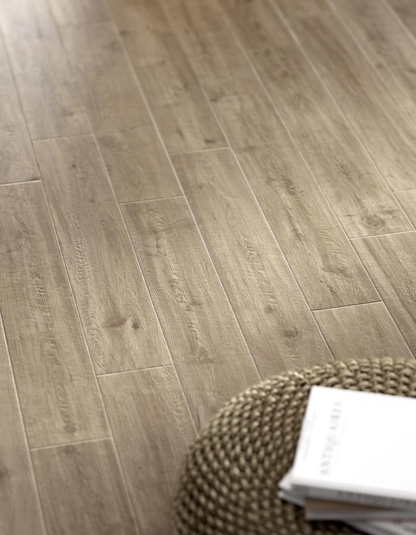 Marazzi Treverkway – gres imitujący drewno w jasnym salonie w stylu skandynawskim