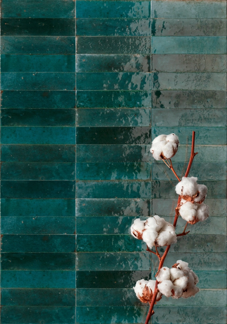 Płytki Marazzi Lume efekt cegła w nowoczesnym salonie z akcentami czerni