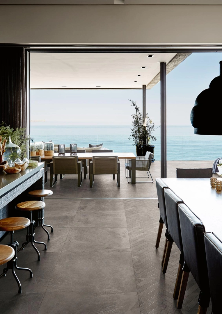 Gres porcelanowy Marazzi Mystone Ardesia kamień naturalny w salonie z betonowymi akcentami