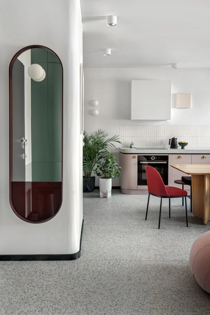 Marazzi Frammento gres o efekcie terrazzo na podłodze w nowoczesnym domu