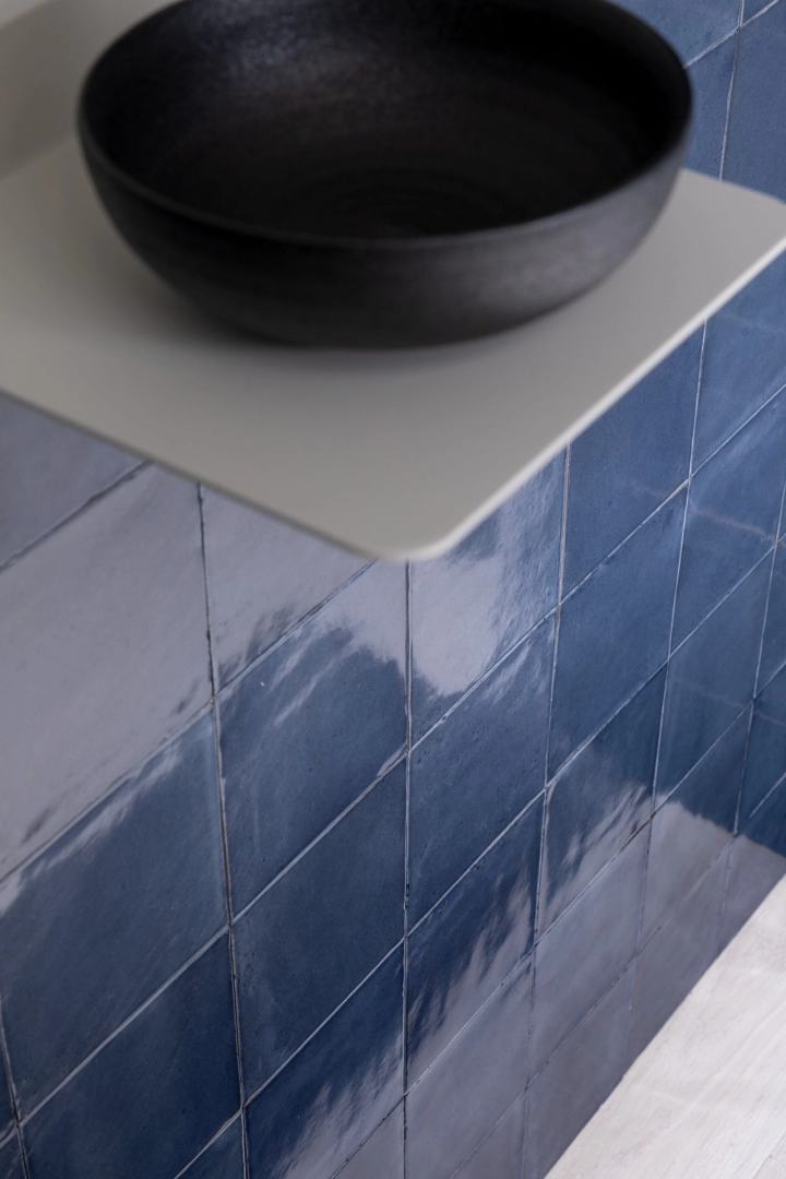 Płytki gresowe Marazzi Rice efekt kolor w eleganckim salonie z dużymi przeszkleniami