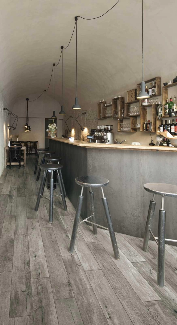 Płytki gresowe Marazzi Treverkstage efekt drewno w eleganckim salonie z dużymi przeszkleniami