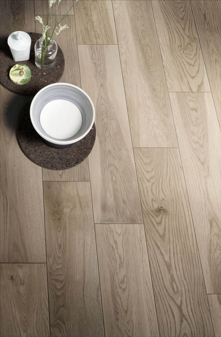 Płytki gresowe Marazzi Treverkmore efekt drewno w eleganckim salonie z dużymi przeszkleniami
