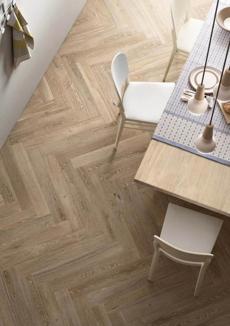 Marazzi Treverkcharme – gres imitujący drewno w jasnym salonie w stylu skandynawskim