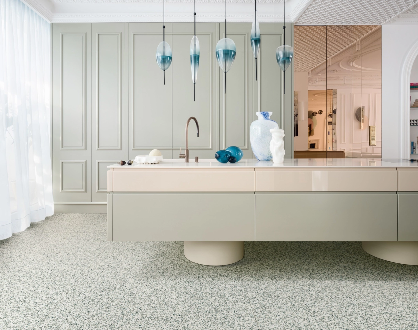 Płytki gresowe Marazzi Frammento efekt terrazzo w nowoczesnym salonie z drewnianymi akcentami