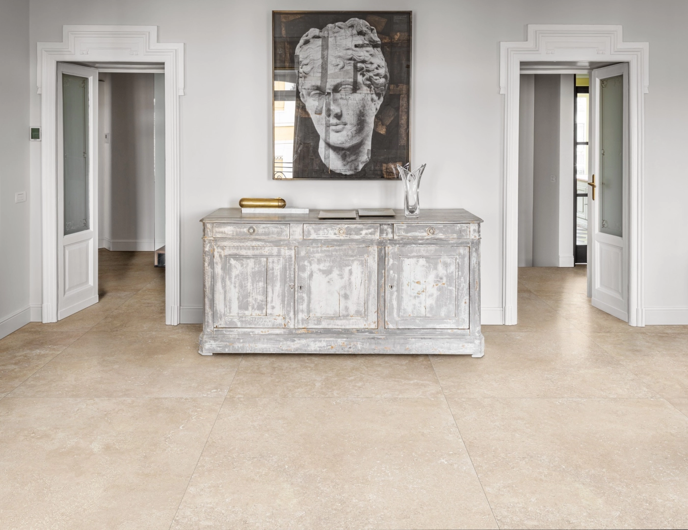 Płytki gresowe Marazzi Fabula efekt marmur w eleganckim salonie z dużymi przeszkleniami
