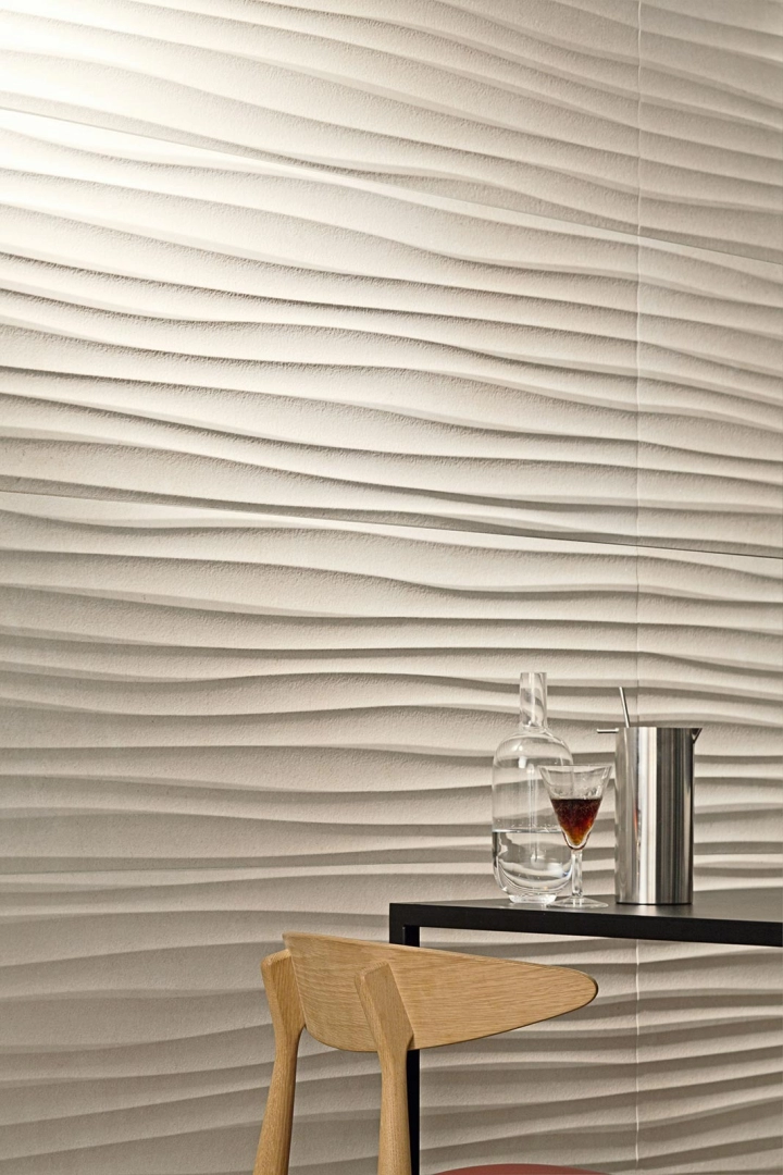 Płytki Marazzi Stone_art imitujące kamień naturalny w salonie z dużym przeszkleniem