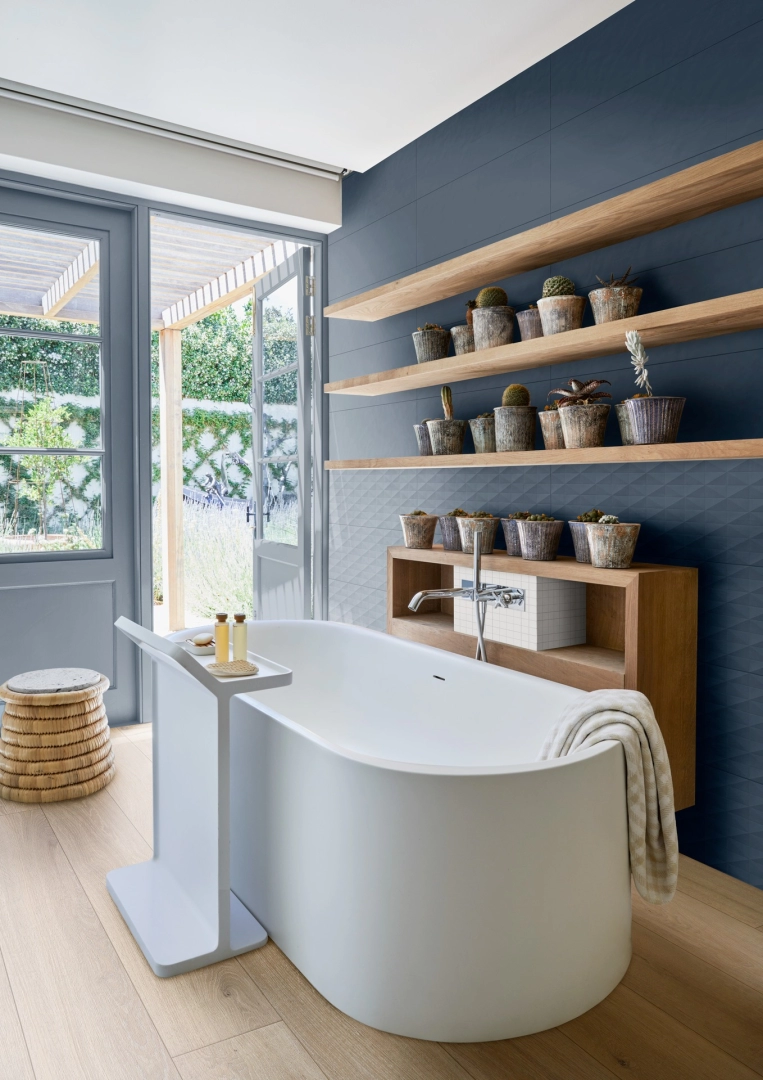 Gres porcelanowy Marazzi Chill żywica w minimalistycznym wnętrzu