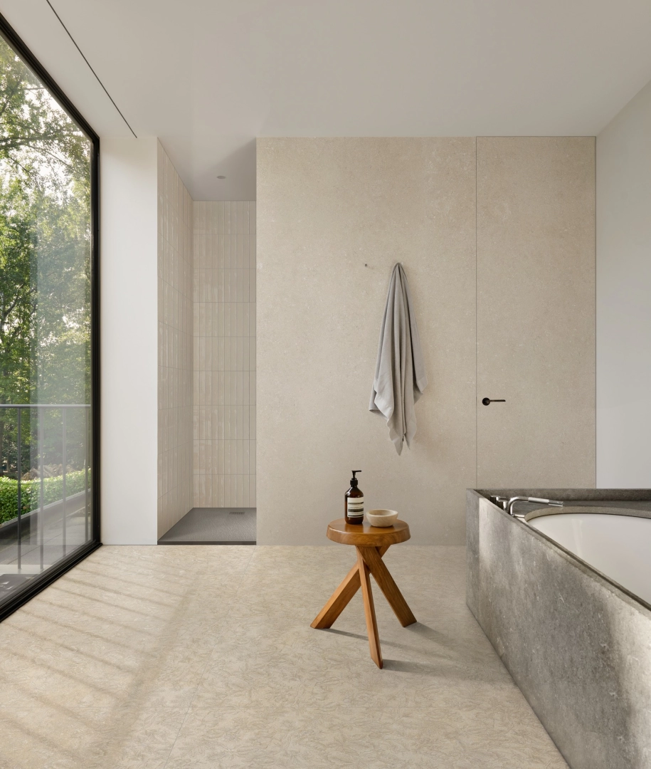 Płytki gresowe Marazzi Mystone Berici efekt kamień naturalny w salonie utrzymanym w jasnych tonach