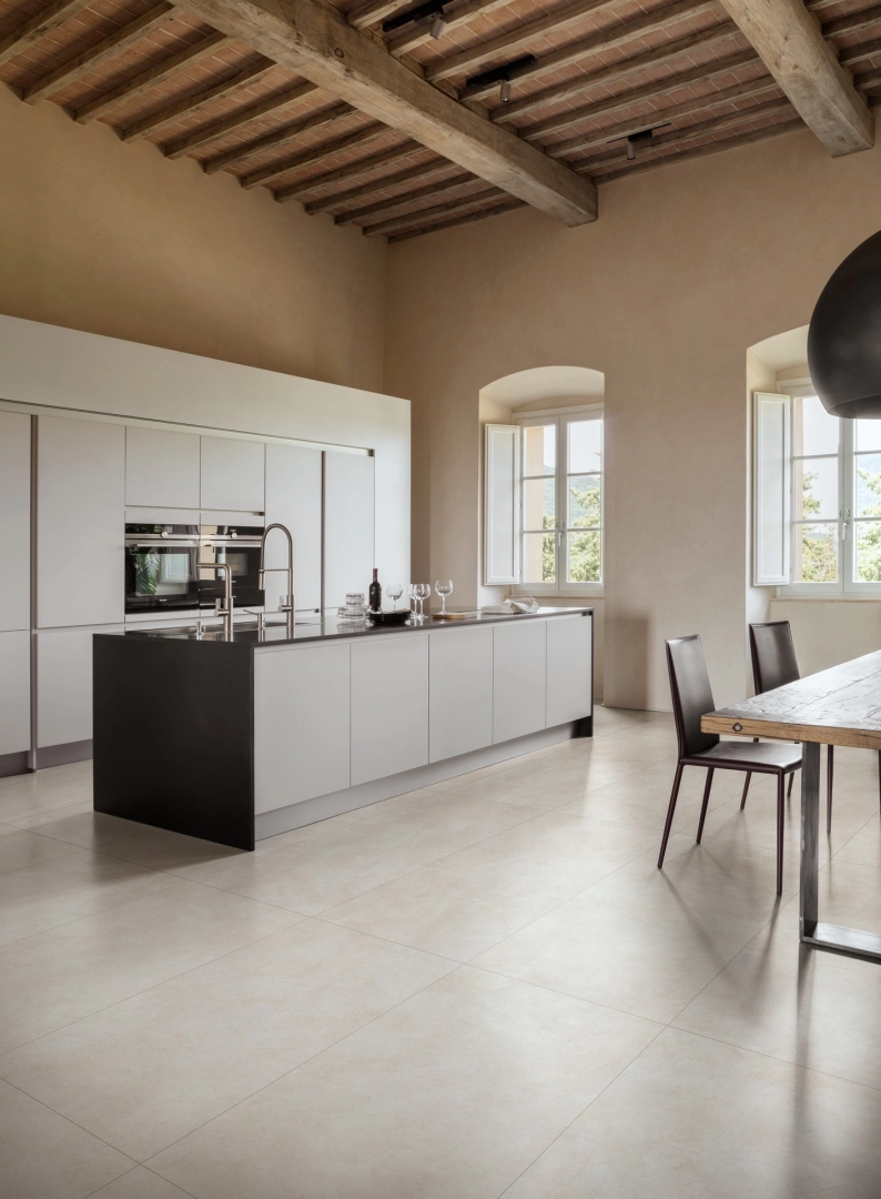Płytki Marazzi Terratech efekt beton w salonie z otwartą kuchnią