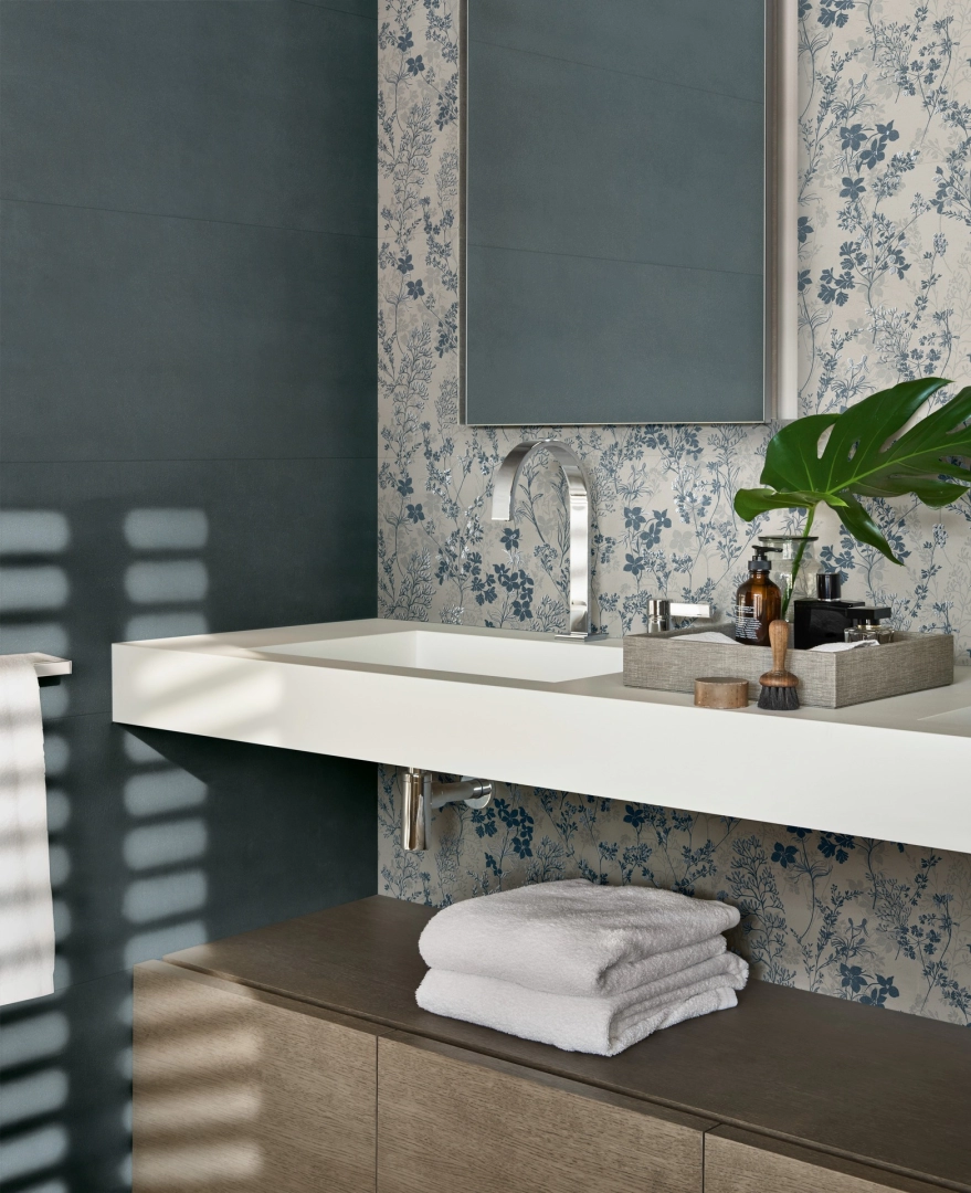 Wielkoformatowy gres Marazzi Cementum Wall efekt beton w salonie z kominkiem