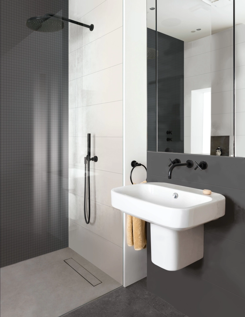 Marazzi Colorplay – gres imitujący kolor w jasnym, przestronnym salonie