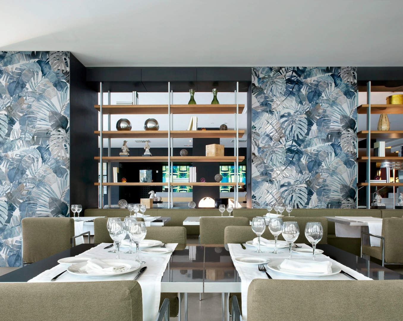 Płytki Marazzi White Deco imitujące kolor w salonie z dużym przeszkleniem