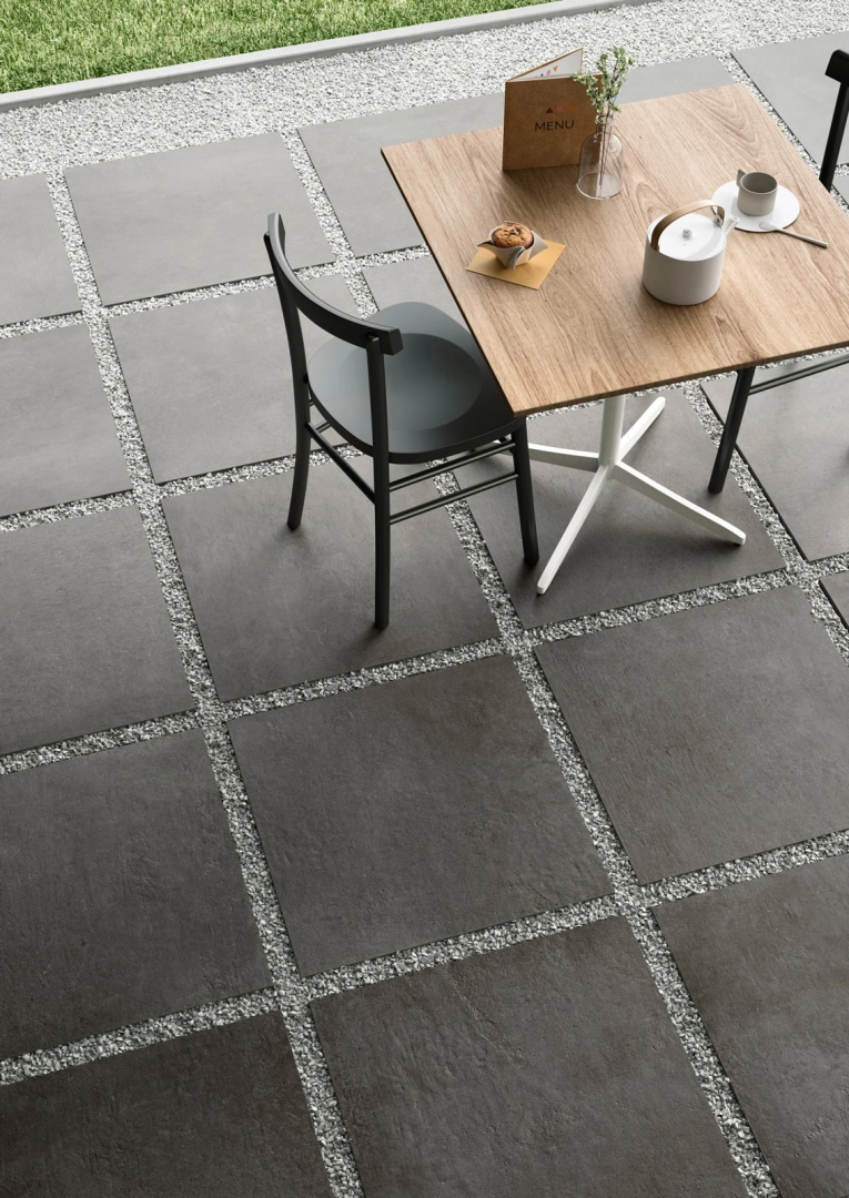 Marazzi Plaster gres o efekcie betonu na podłodze w nowoczesnym domu