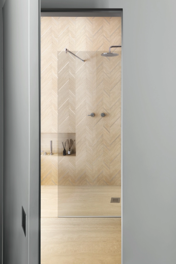 Gres porcelanowy Marazzi Mystone Travertino kamień naturalny w minimalistycznym wnętrzu