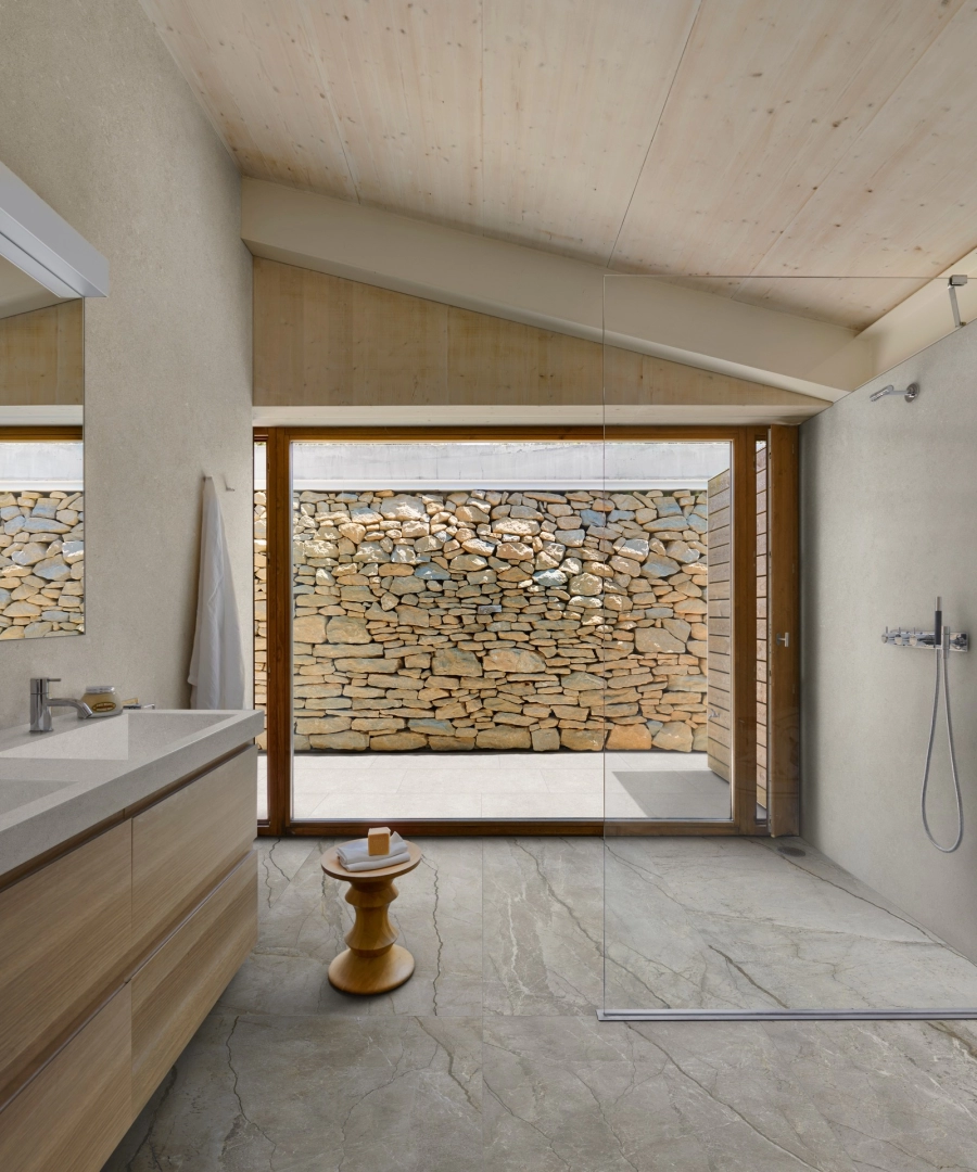 Gres porcelanowy Marazzi Mystone Silver Root kamień naturalny w luksusowym salonie