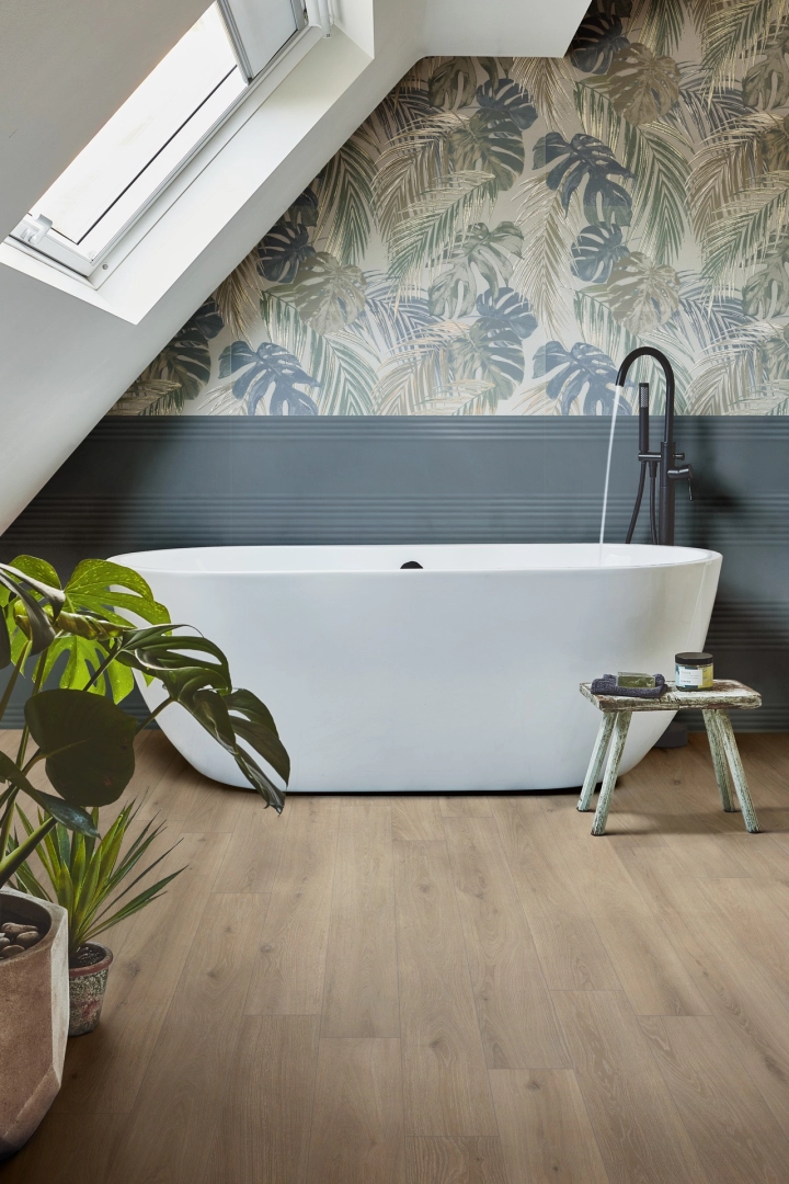 Płytki Marazzi Momenti imitujące kolor w eleganckim holu i salonie
