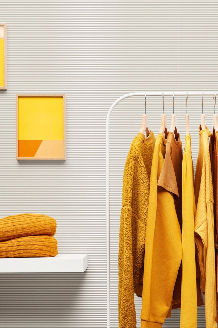 Płytki Marazzi Colorplay imitujące kolor w eleganckim holu i salonie