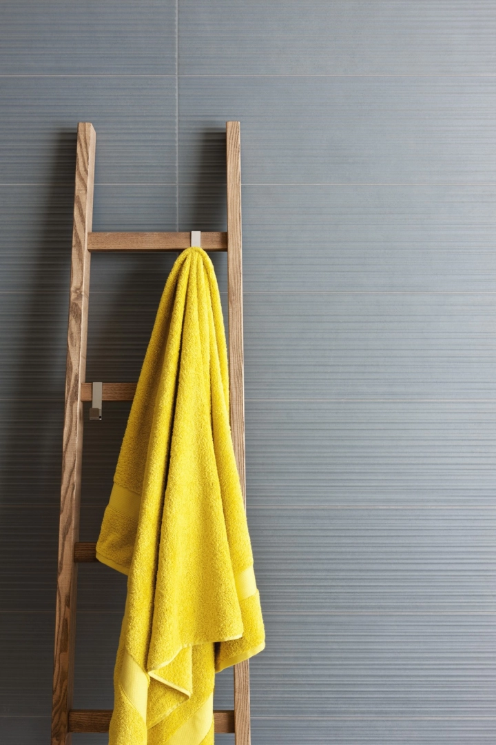 Płytki gresowe Marazzi Chalk efekt beton w eleganckim salonie z dużymi przeszkleniami