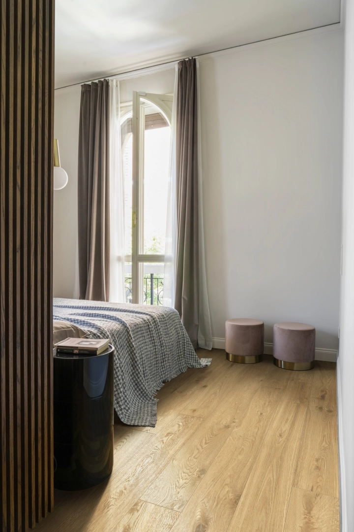 Gres Marazzi Vero efekt drewno w minimalistycznym salonie