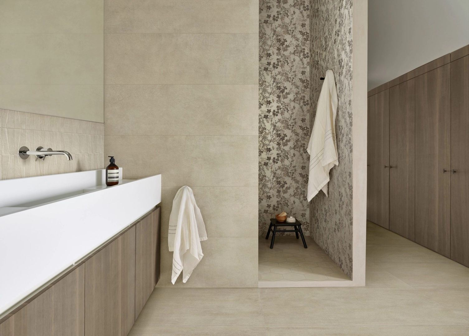 Gres Marazzi Cementum Wall efekt beton w nowoczesnym salonie