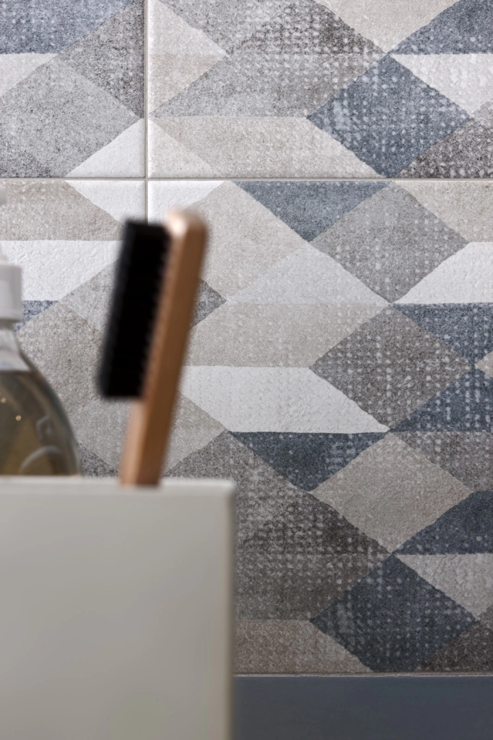 Marazzi Chalk – gres imitujący beton w jasnym, przestronnym salonie