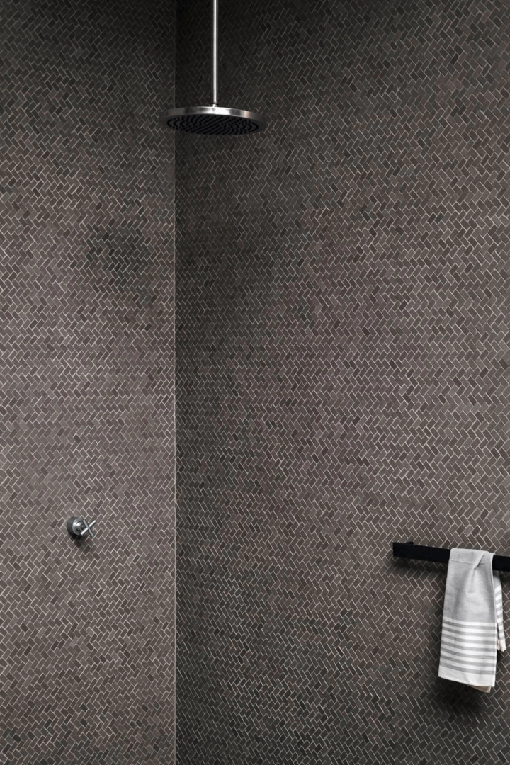 Marazzi Powder – gres imitujący beton w nowoczesnym domu jednorodzinnym