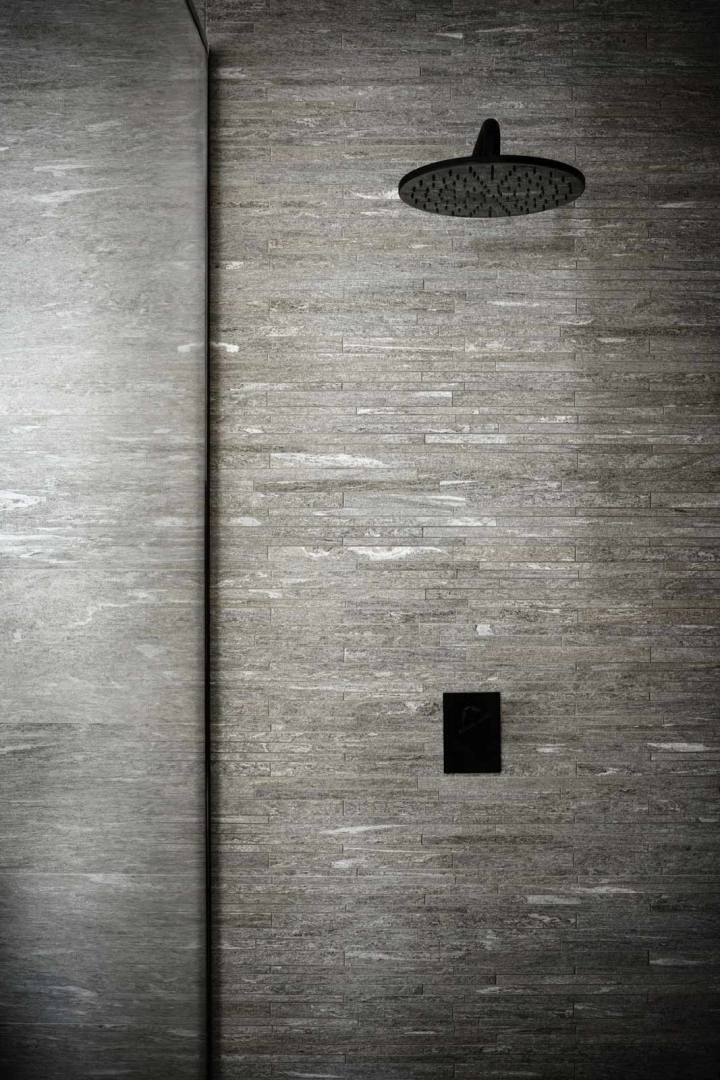 Płytki gresowe Marazzi Mystone Pietra DI Vals efekt kamień naturalny w eleganckim salonie z dużymi przeszkleniami
